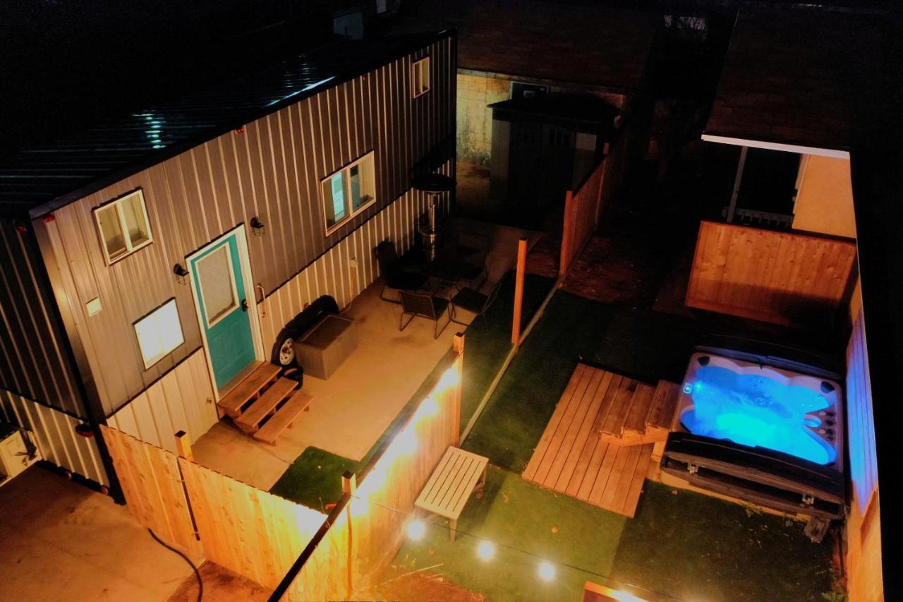 Lodge Tiny Hot Tub *
