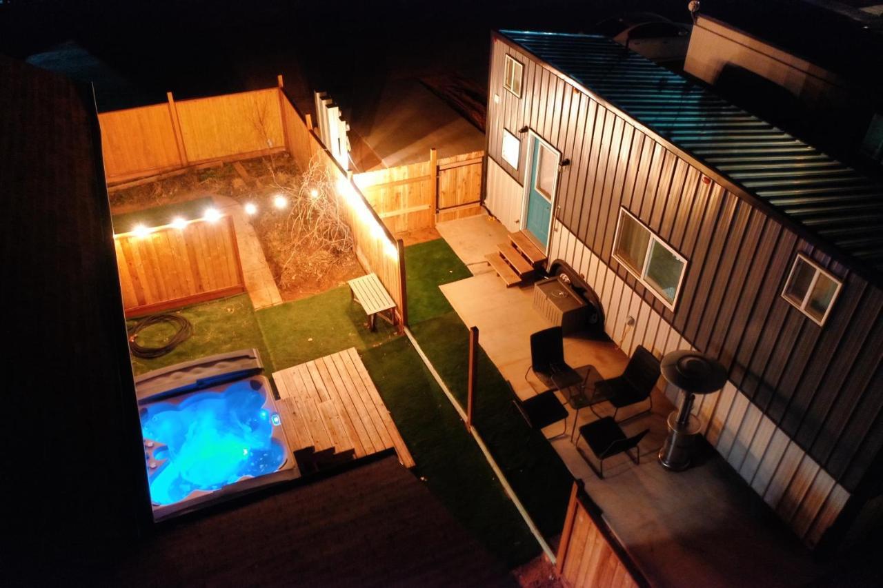 Tiny Hot Tub Lodge Colorado City